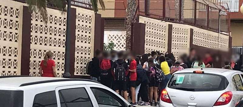 Imagen de la aglomeración de jóvenes en uno de los accesos al centro / TA